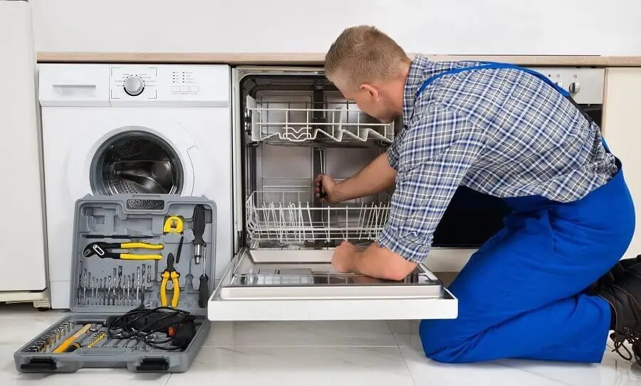 Kazan Finlux servisi teknisyen ekibi beyaz eşya tamiri yaparken